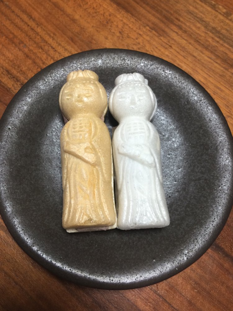 高崎観音もなかの中身。こけしのようなデザイン。（2016年）