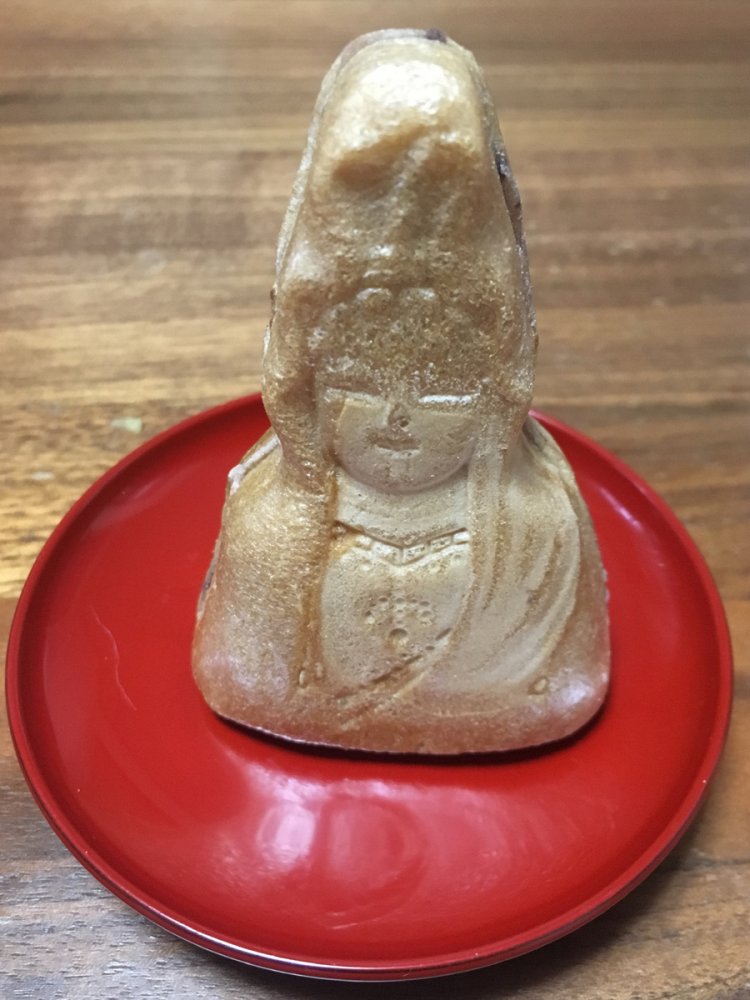 大船観音最中の正面。実物の造形に忠実。（2019年）