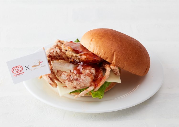 カニを丸々一匹揚げて挟んだドムドム衝撃＆美味の一品。990円。