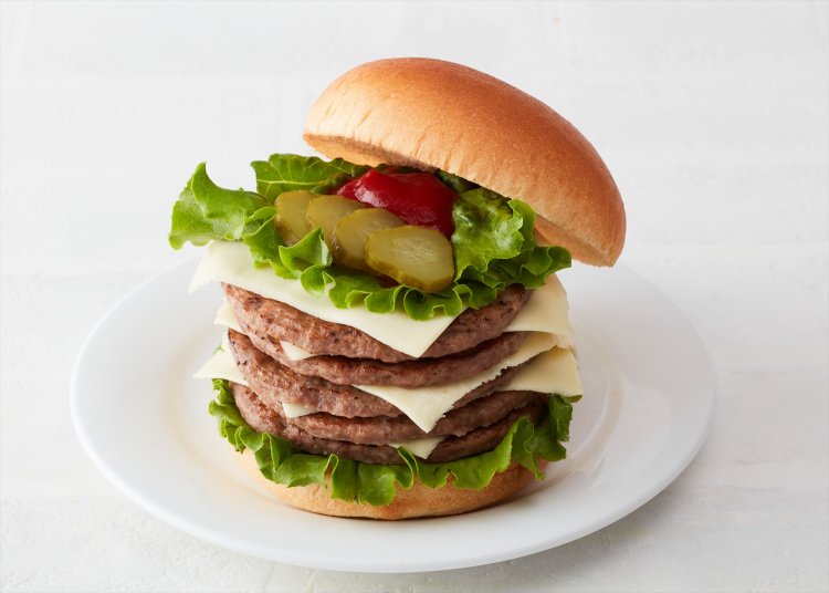 肉厚パティの５枚重ねは肉塊。ヘビーでパンチ強なドム。1200円。