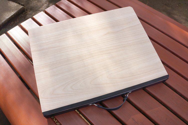 裏面が木目のボードになっている。