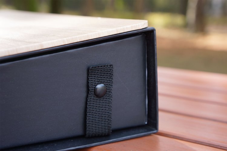 サイドに留め具がある。