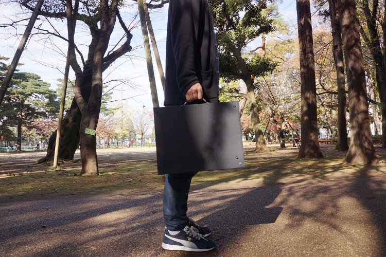 道ゆく人も、まさか僕がデスクを持ち歩いているとは思うまい。