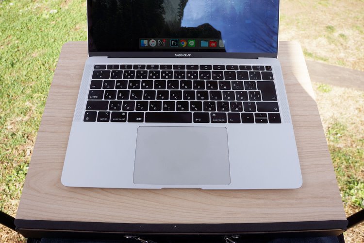 アームレストの間に収まりつつも、ライティング作業にはじゅうぶんなスペース。