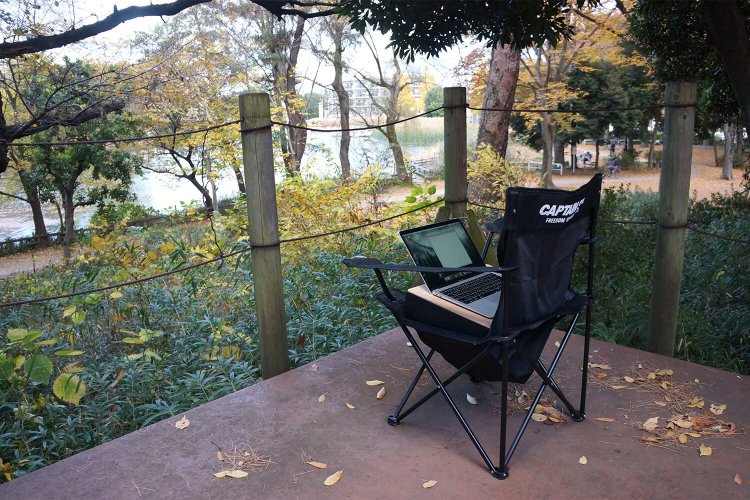 眼下に水辺を眺めながら。