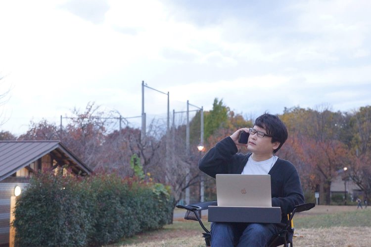 「すみません、ちょっと風が強いのでかけ直します」