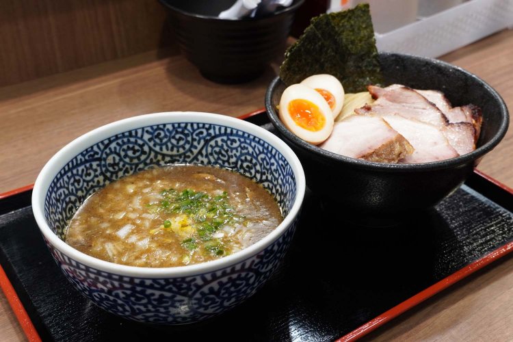 ユズの爽やかな香りも食欲をそそる、特製極濃煮干しつけ麺（並）1500円。