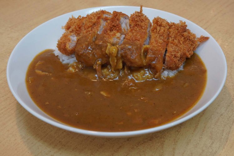 ごはん普通盛りのチキンカツカレー770円。カレールー大盛はプラス100円。