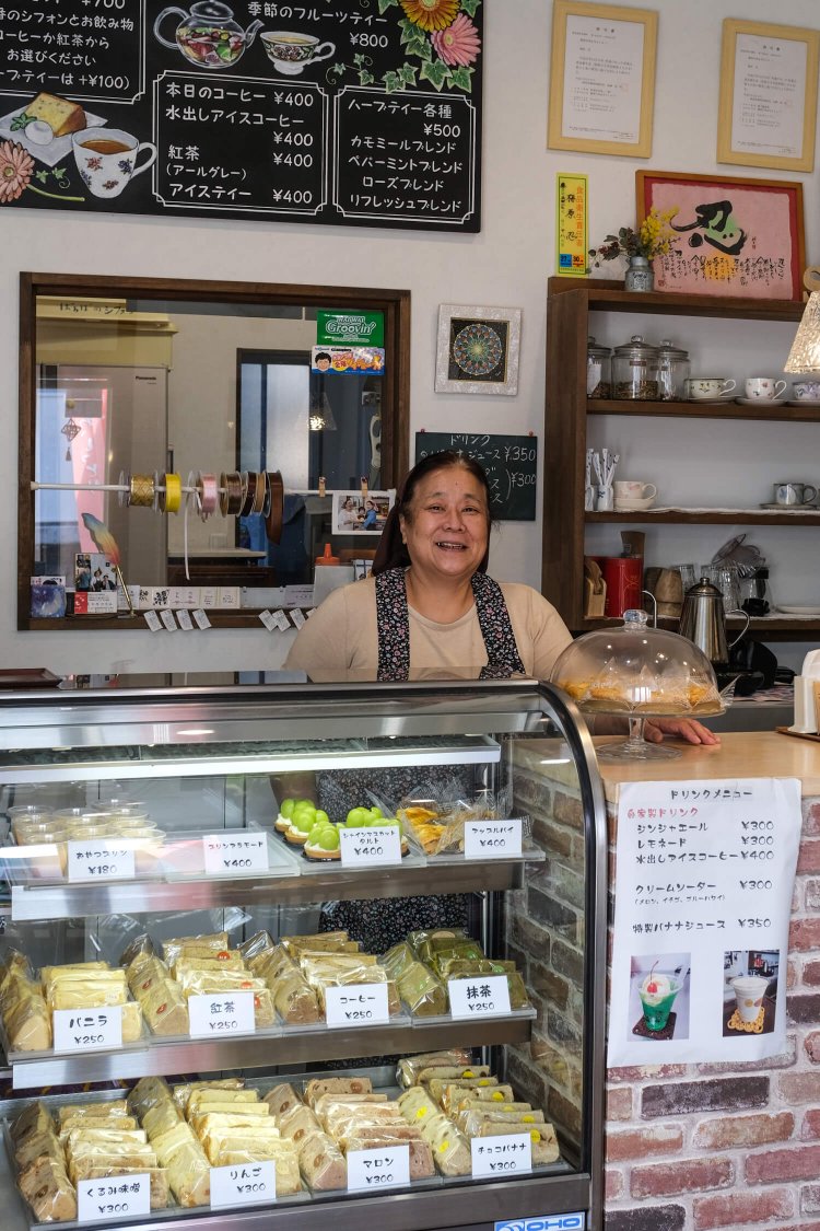 ばぁばこと梅原忍さんの陽気で快活な人柄もお店の大きな魅力だ。