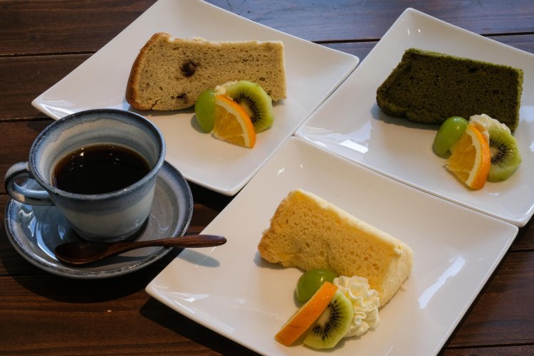 シフォンケーキ（1つ選択）と飲み物のセット700円〜は店内で。