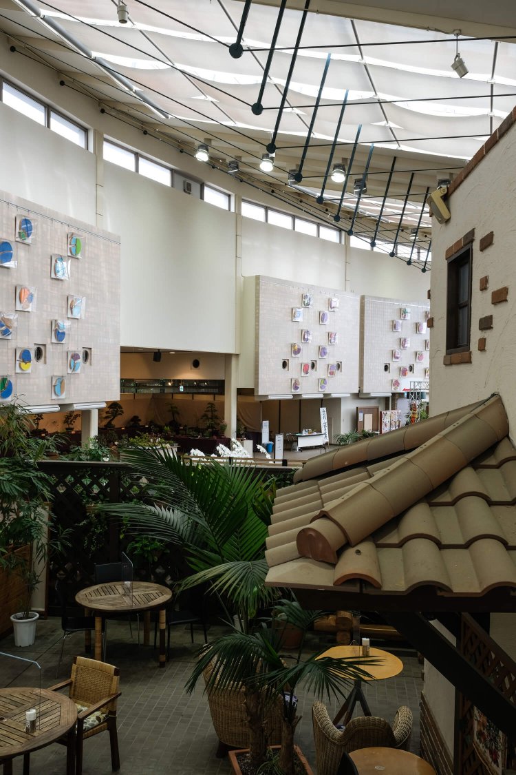 弧を描いた天井からほんのりとやわらかい光が差し込む「花の交流館」。