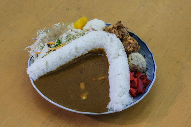 特産のこんにゃくフライも美味の下久保ダムカレー900円。