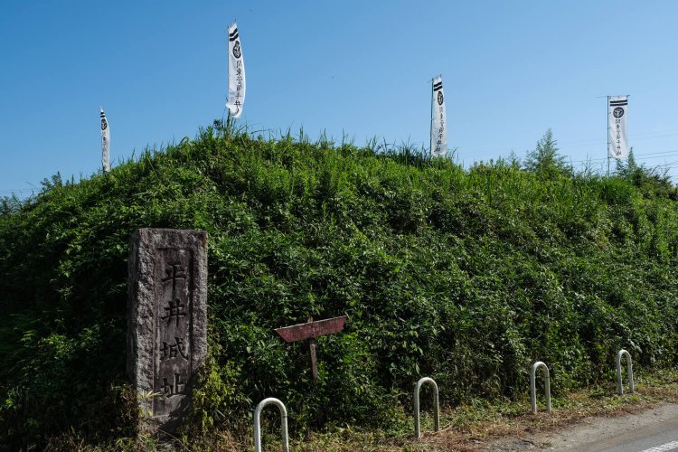 復元整備された土塁の上で勢いよくはためく白地の幟（のぼり）が目印。