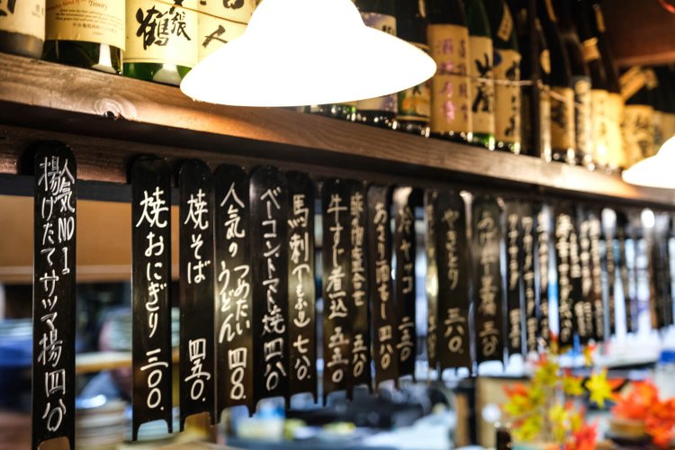 お酒に合う料理もズラリ。正統派の居酒屋風情が妙に心地よい。