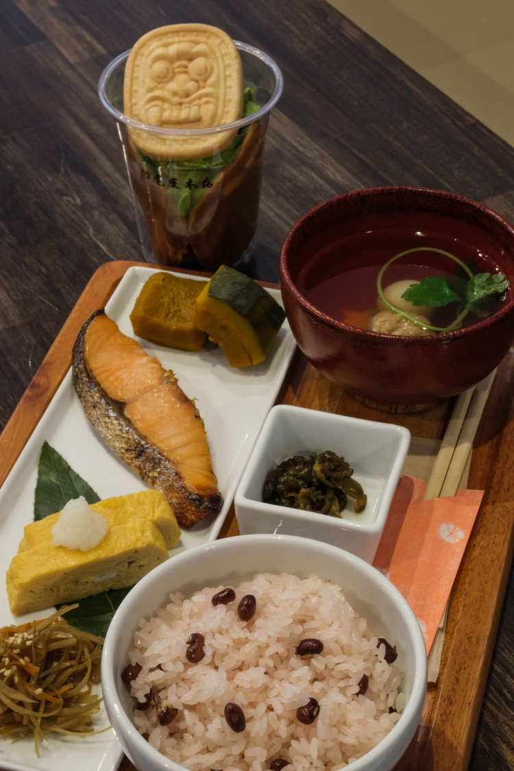 赤飯御膳 藤光1265円ときびどら鬼ソフト・抹茶660円。