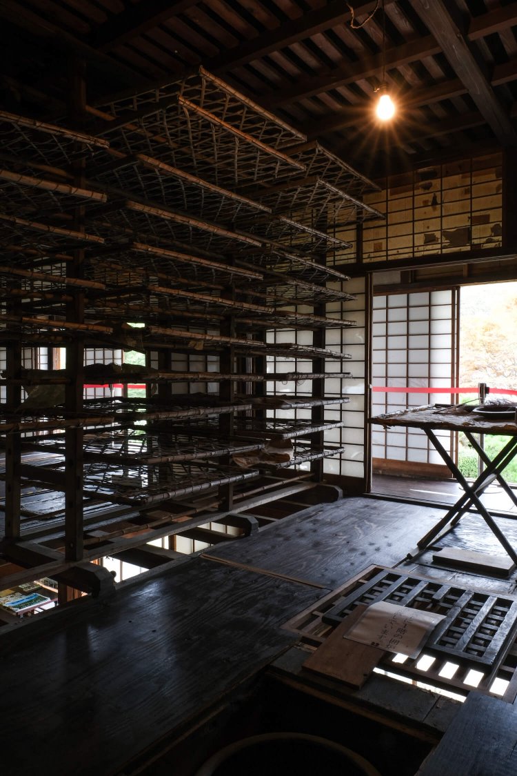 階下との通気が工夫された建物２階の蚕室。