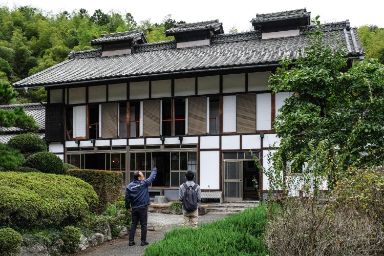 「清温育」の象徴でもある高窓が印象的な高山社跡。