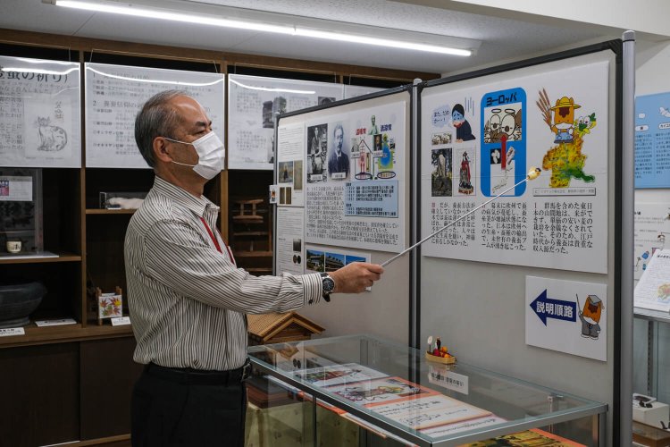 まずは情報館に立ち寄り養蚕に関するミニガイダンスを受けよう。