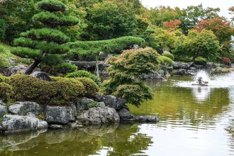 起伏の多い園内の一角に落ち着いた風情の日本庭園もある。