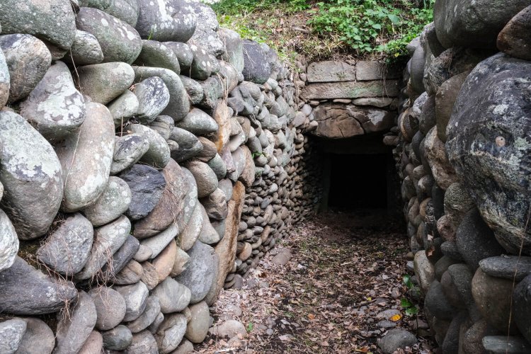 模様積みが見られる伊勢塚古墳は石室内にいつでも自由に出入りし、内部を見学できる。