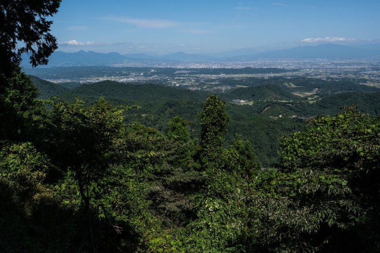 子王山山頂直下からは榛名（はるな）山や赤城山、日光連山を一望できる。