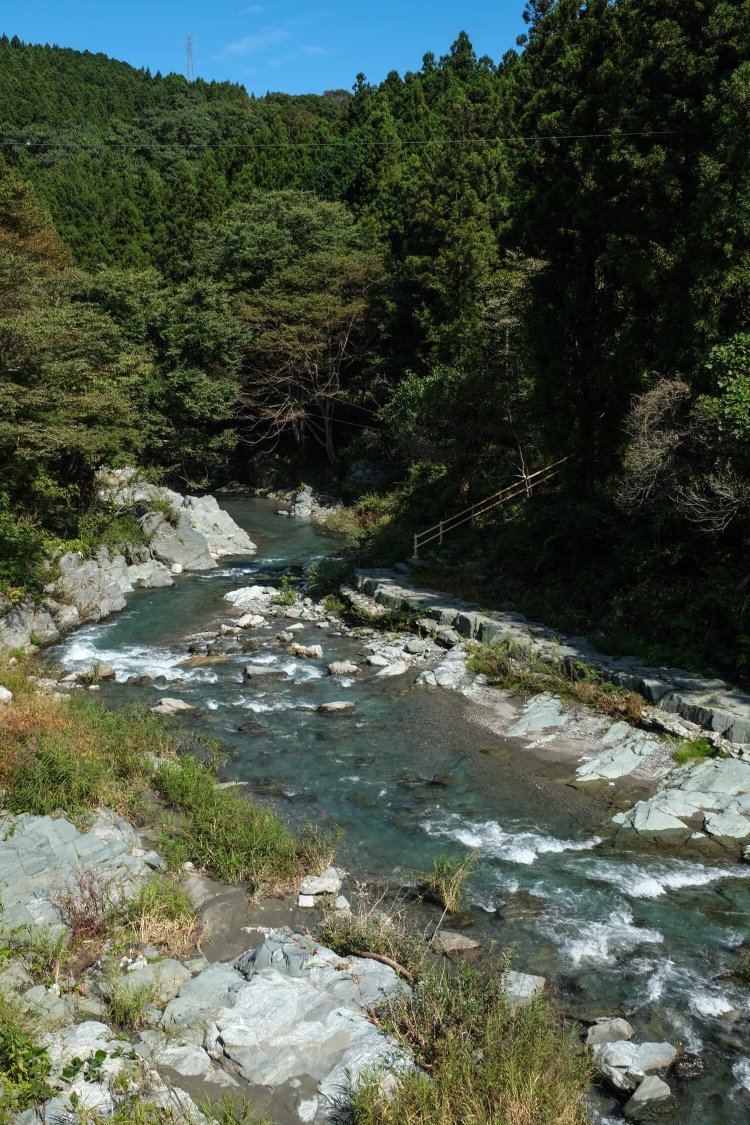 階段を下りれば鮎川の流れを間近に見られるポイントも。