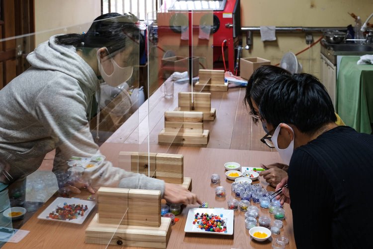 板ガラスを自由にデザインできる箸置き作りに挑戦（ガラス工房）。