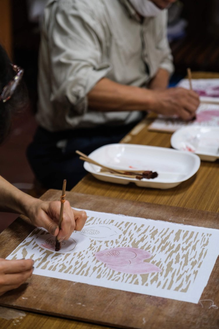 草木染は体験料2000円〜。写真はザゼンソウの型染めの様子。