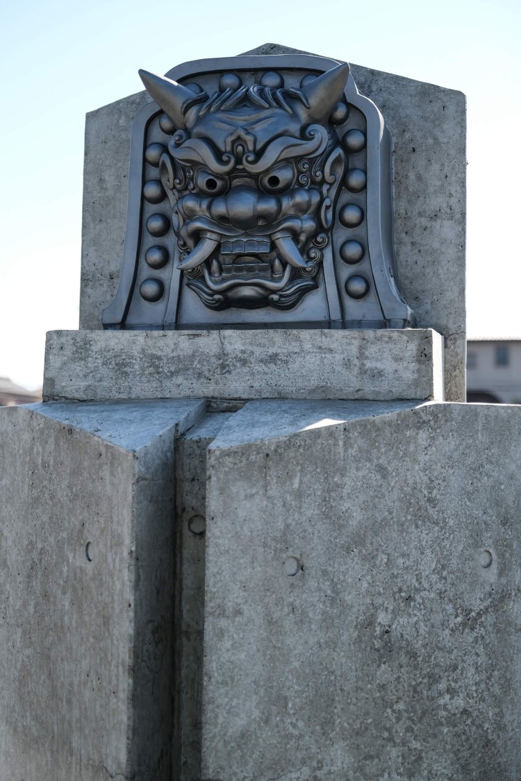 藤岡市総合学習センター敷地内でにらみを利かす鬼瓦モニュメント。