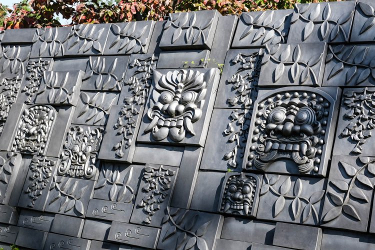 見る者を圧倒するスケールの鬼瓦壁面レリーフは一見の価値あり（市立図書館）。