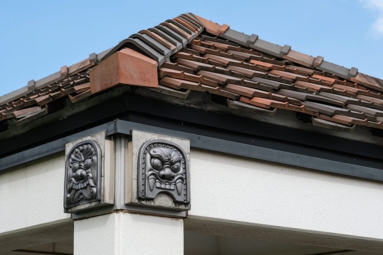 うっかり見過ごしそうな休憩舎にもかわいらしい鬼瓦が（総合学習センター）。