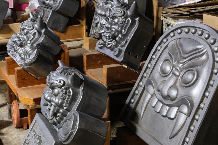 山口さんの仕事場に居並ぶ表情豊かな鬼瓦の数々。