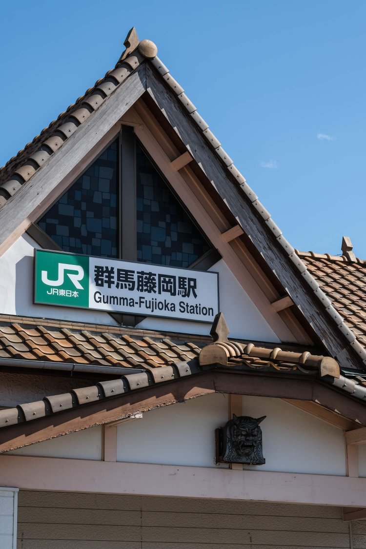 こんなところにも鬼瓦が出没（JR八高線群馬藤岡駅駅舎）。