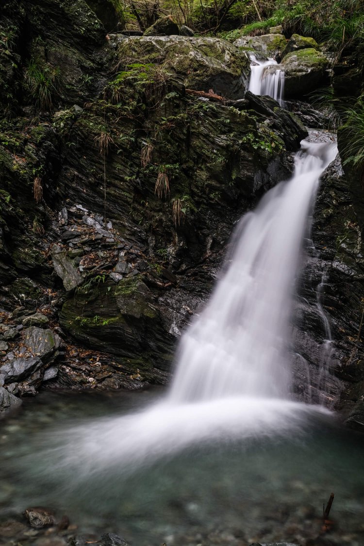 上下に分かれて豪快に流れ落ちる 小ぶりながら迫力ある不動の滝。
