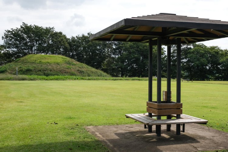 休憩スペースの整備も進みつつある毛野国白石丘陵公園。後方左手に見えるのは皇子塚古墳。