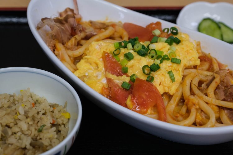 一緒に付く五目ごはんと漬物が特製ソースの辛さを和らげてくれる。