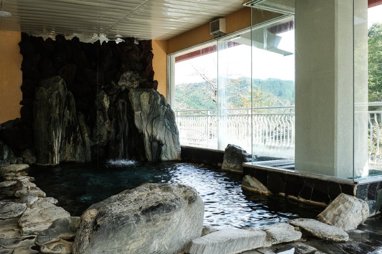 泉質はナトリウム－塩化物強塩冷鉱泉。加温した湯が風呂を満たす。