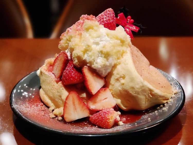 2020年12月限定 苺のショートケーキパンケーキ 1680円（税別）。