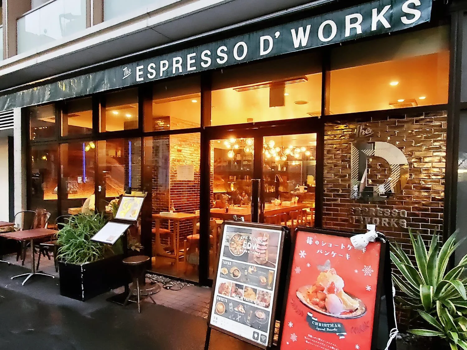 オシャレな雰囲気の人気カフェで ふわふわパンケーキ Espresso D Works エスプレッソディーワークス 黒猫スイーツ散歩 恵比寿編 さんたつ By 散歩の達人