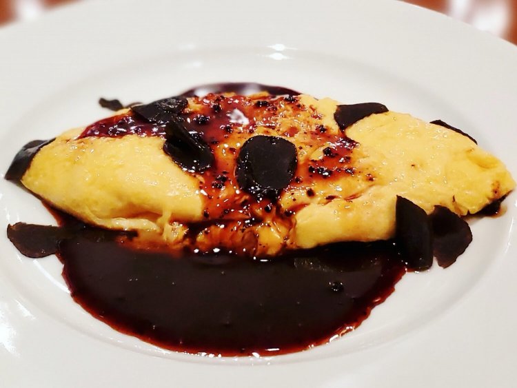 絶品！ トリュフのオムレツ〜ペリグーソース 1880円（税別）。