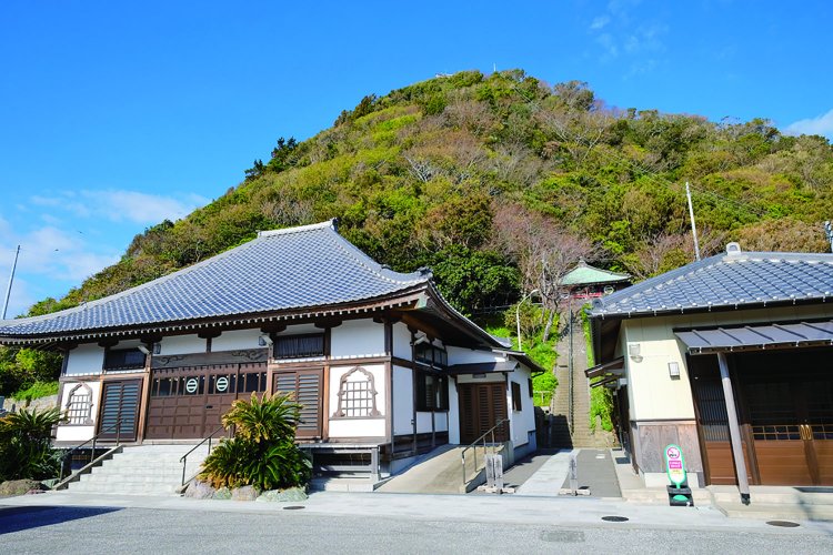 大黒山と麓の法福寺。
