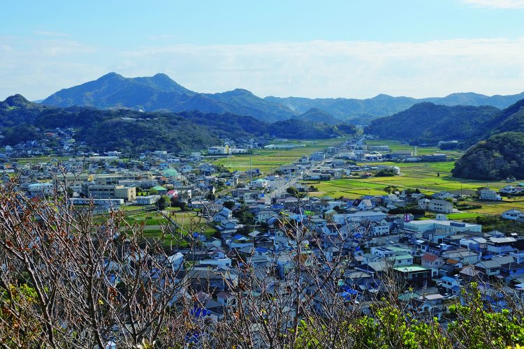 大黒山展望台から東方面を望む。双耳峰の富山がよく見える。