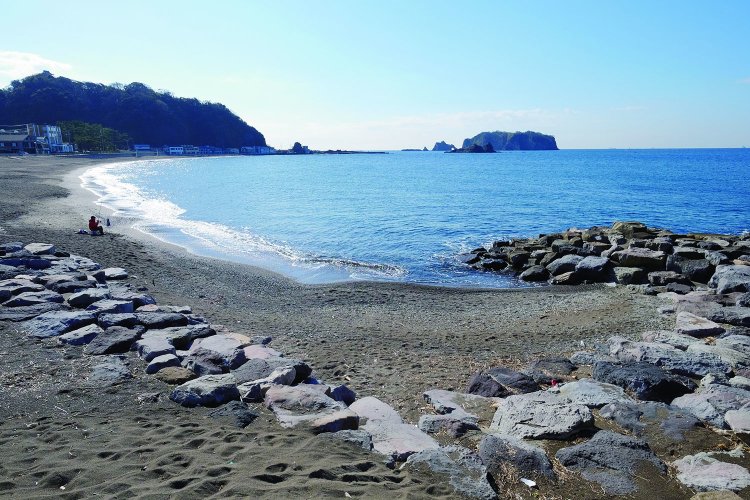 治承4年（1180）に挙兵し、石橋山の戦いで平家に敗れた源頼朝は真鶴から船で安房国へと逃れてきた。その上陸地とされる。源頼朝上陸地。