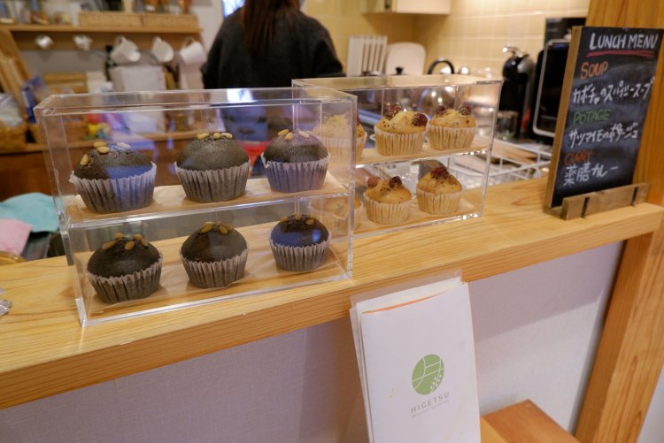 手作り蒸しパン（左から月、日）は各220円。