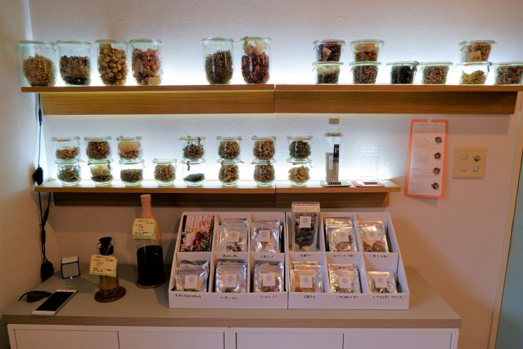 自宅用の花茶440円も販売。