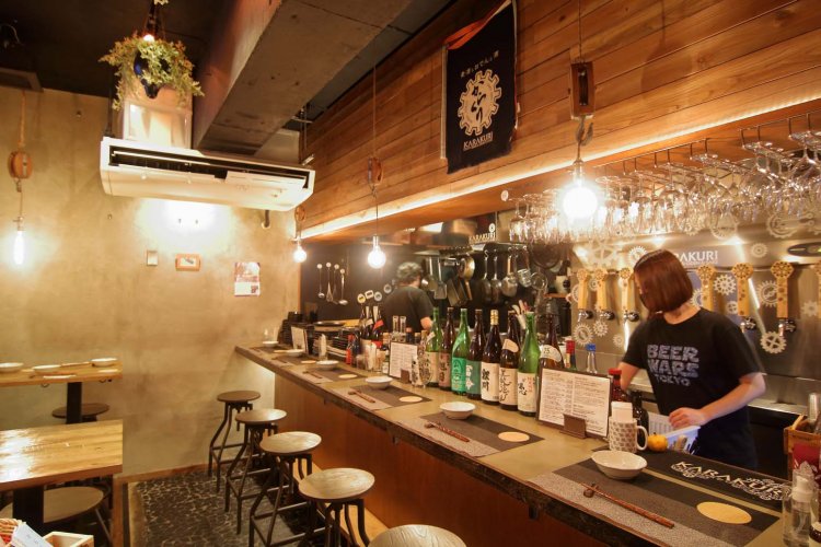 壁や床などの内装は店主自らが行った。手仕事の温もりがする。