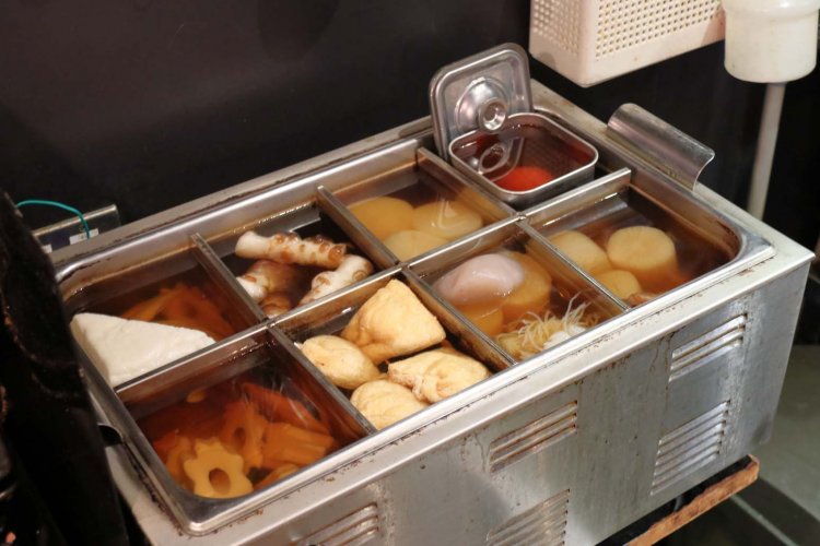 カウンター内のおでん鍋。鰹節と昆布のだしでおでん種を煮ていく。