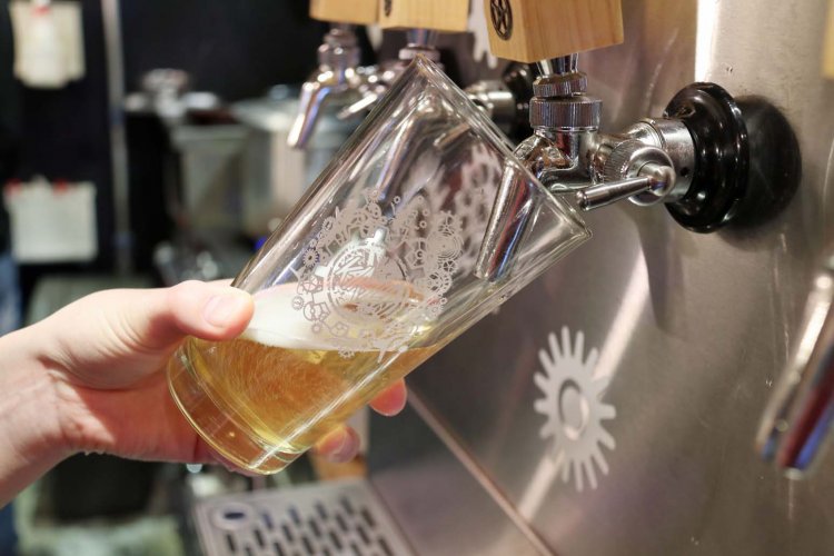 クラフトビールは1杯880円～。3種の飲み比べセット1430円～もある。