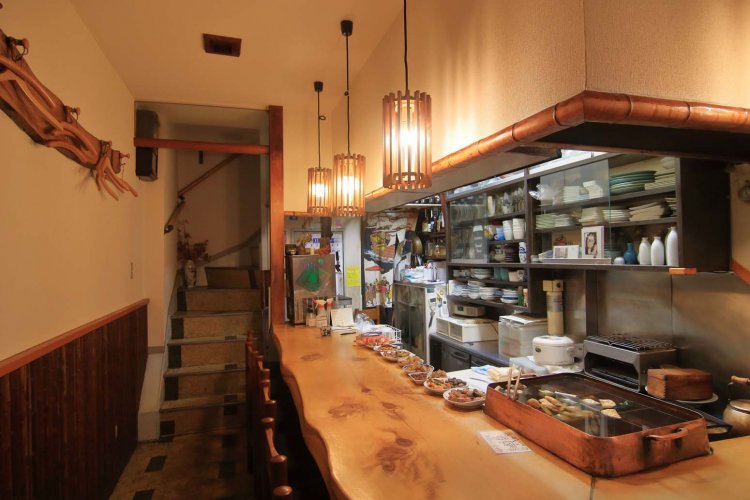 カウンター席は檜の一枚板を使用。奥行きがありゆったりしている。