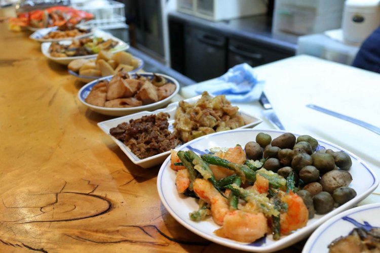 煮物、炒め物、揚げ物などを並べた総菜もすべて店主の手作りだ。